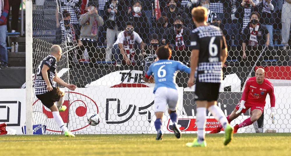 横浜FC―神戸　前半、チーム2点目となるPKを決める神戸・イニエスタ（左端）。GKブローダーセン＝ニッパツ