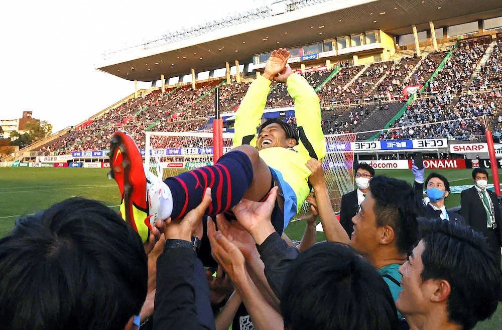 【画像・写真】試合後、古巣川崎の選手らに胴上げされるC大阪・大久保＝ヨドコウ