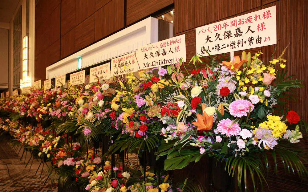 引退会見会場には大久保の子供たちからの花が飾られた　（撮影・奥　調）