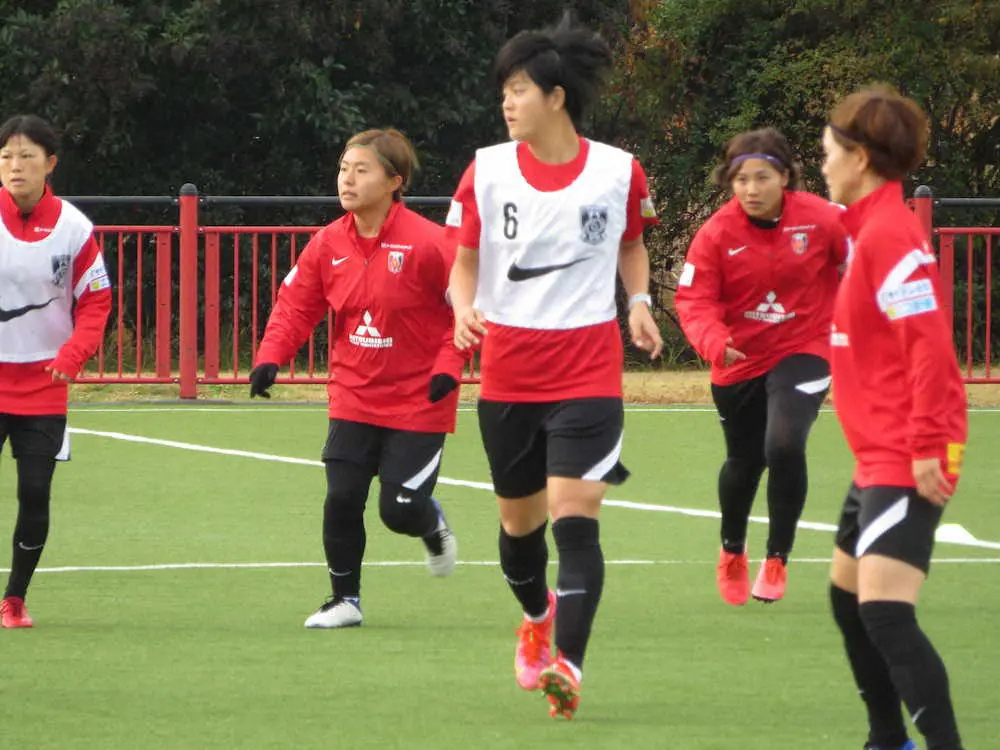 代表選手5人を欠き、計15人で練習を行った三菱重工浦和