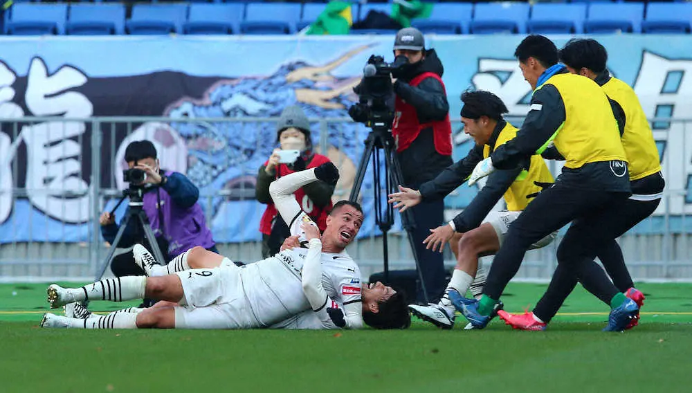 【画像・写真】レアンドロ・ダミアン＆前田大然が得点王！最終節直接対決も譲らず、ともに23ゴール目