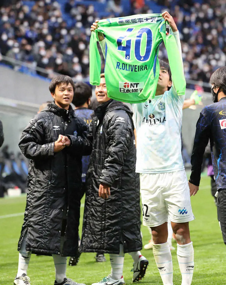 【画像・写真】湘南がJ1残留　山口監督「全員で勝ち取った残留」　急死したオリベイラさんのユニホームも掲げられた