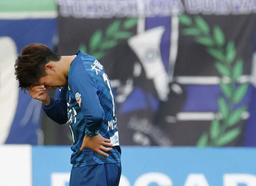 【画像・写真】＜徳島・広島＞来季J2への降格が決まり肩を落とす徳島・宮代