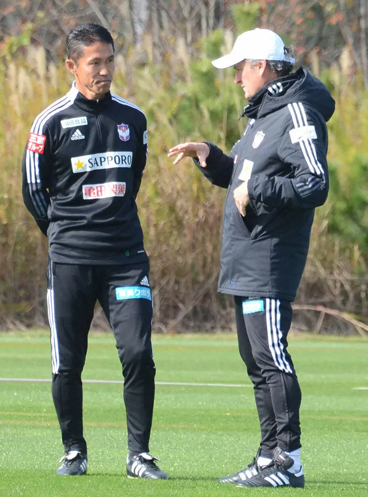 11月、練習中に話し合う松橋コーチ（左）とアルベルト監督