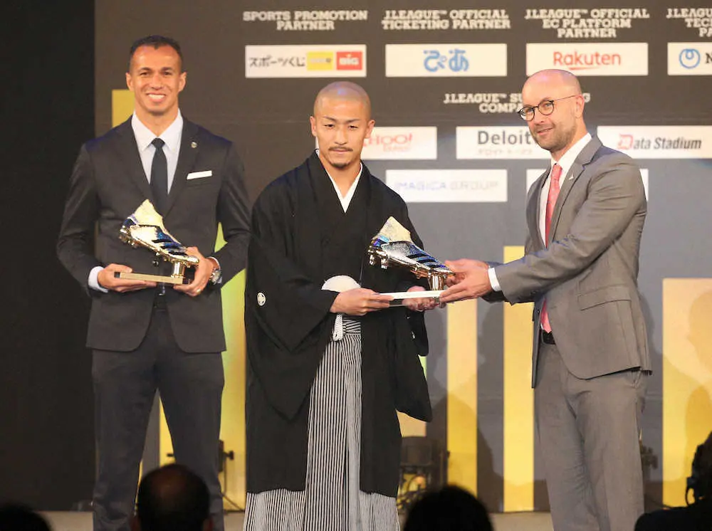【画像・写真】Jアウォーズ「ガッツポーズお姉さん」締めに込められた思いに「泣けました」「感動した」「来年こそ…」