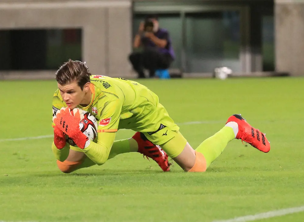 【画像・写真】名古屋　GKランゲラックとMF稲垣がベストイレブンに選出　J新記録の21試合無失点を支えた2人