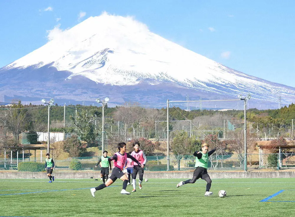 富士山が一望できるピッチで白熱のトライアウトが開催された