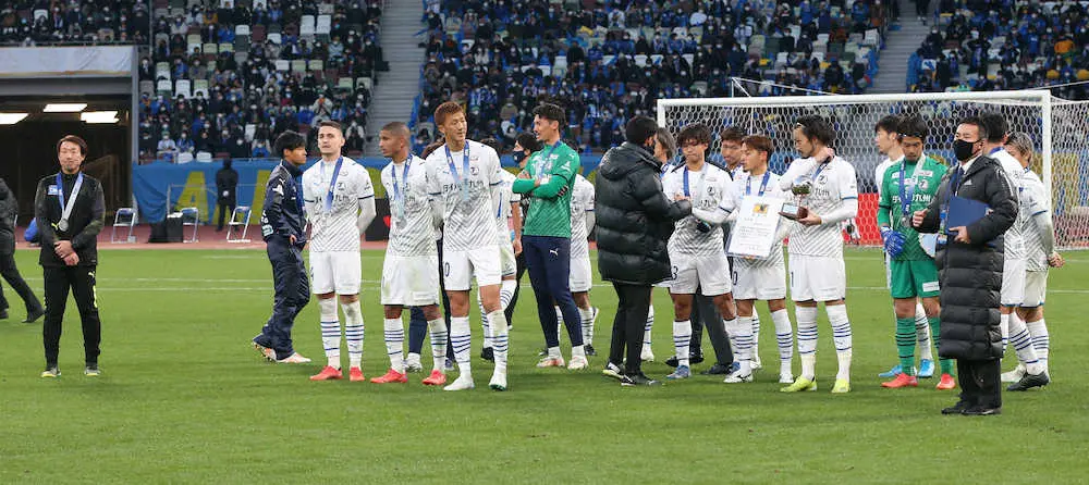 【画像・写真】＜天皇杯決勝　浦和・大分＞ガックリの片野坂監督（左）ら大分イレブン（撮影・西海健太郎）