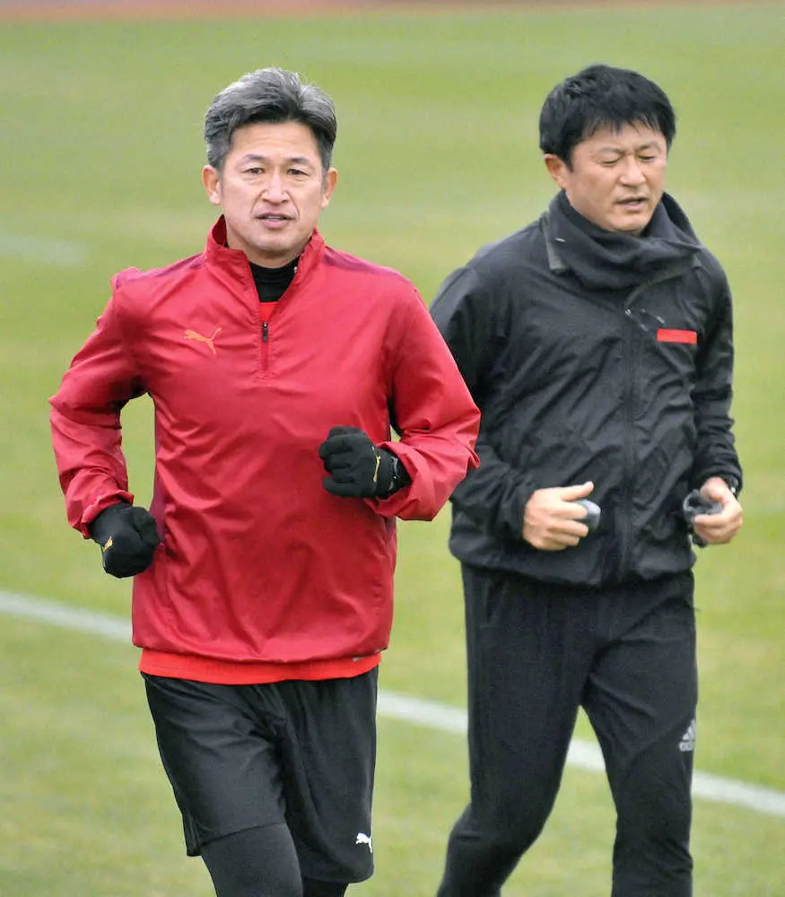 自主トレーニングするサッカー元日本代表の三浦知良（左）