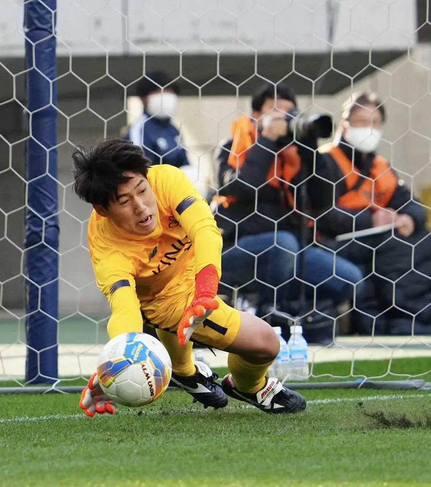 【画像・写真】＜流経大柏・近大和歌山＞PK戦1本目をセーブする後迫　（撮影・長久保　豊）