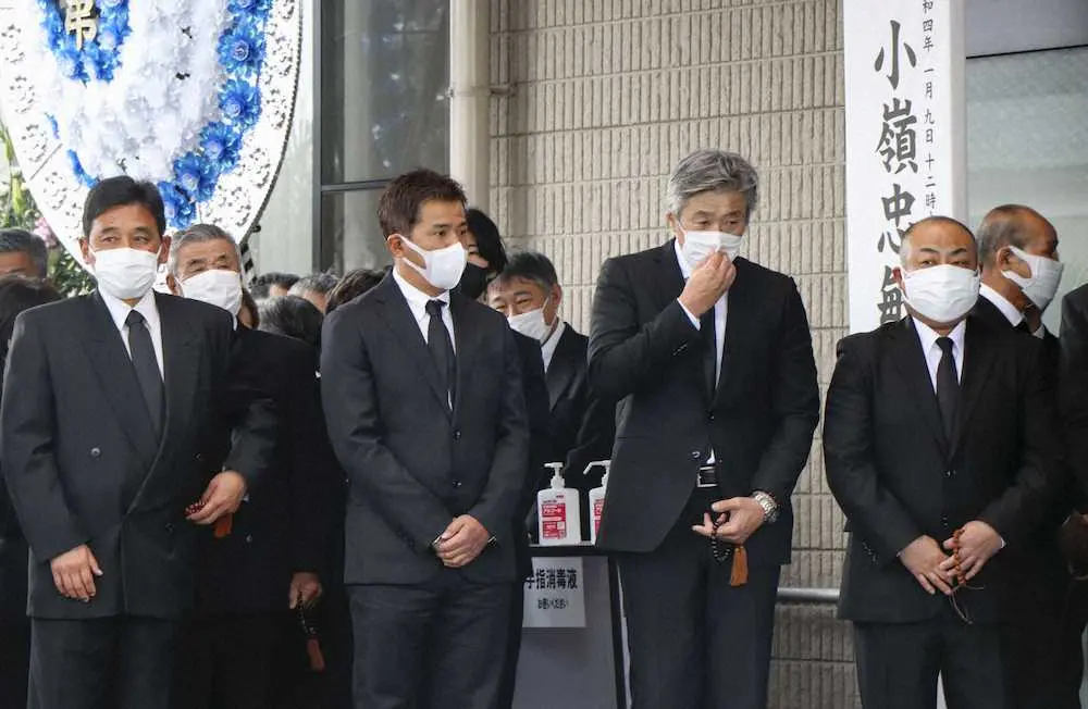 小嶺忠敏さんの葬儀・告別式に参列したJ3相模原の高木琢也監督（中央右）と、J2東京V前監督の永井秀樹さん（同左）