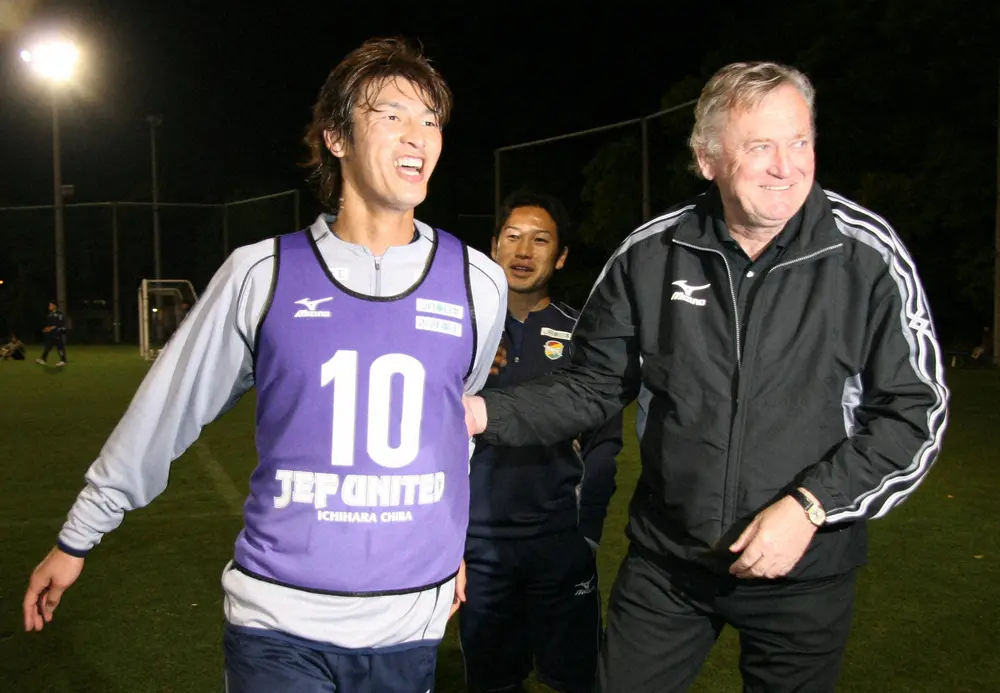 2006年、ドイツW杯の日本代表メンバーに選ばれ笑顔の千葉FW巻（左）とオシム監督