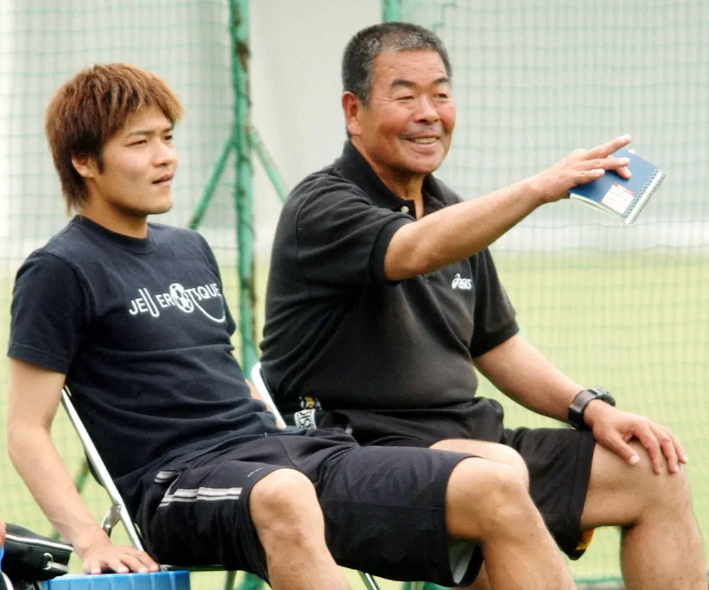 2004年5月、恩師である国見高・小嶺総監督の隣に座り、試合を観戦しながら談笑するC大阪・FW大久保（左）