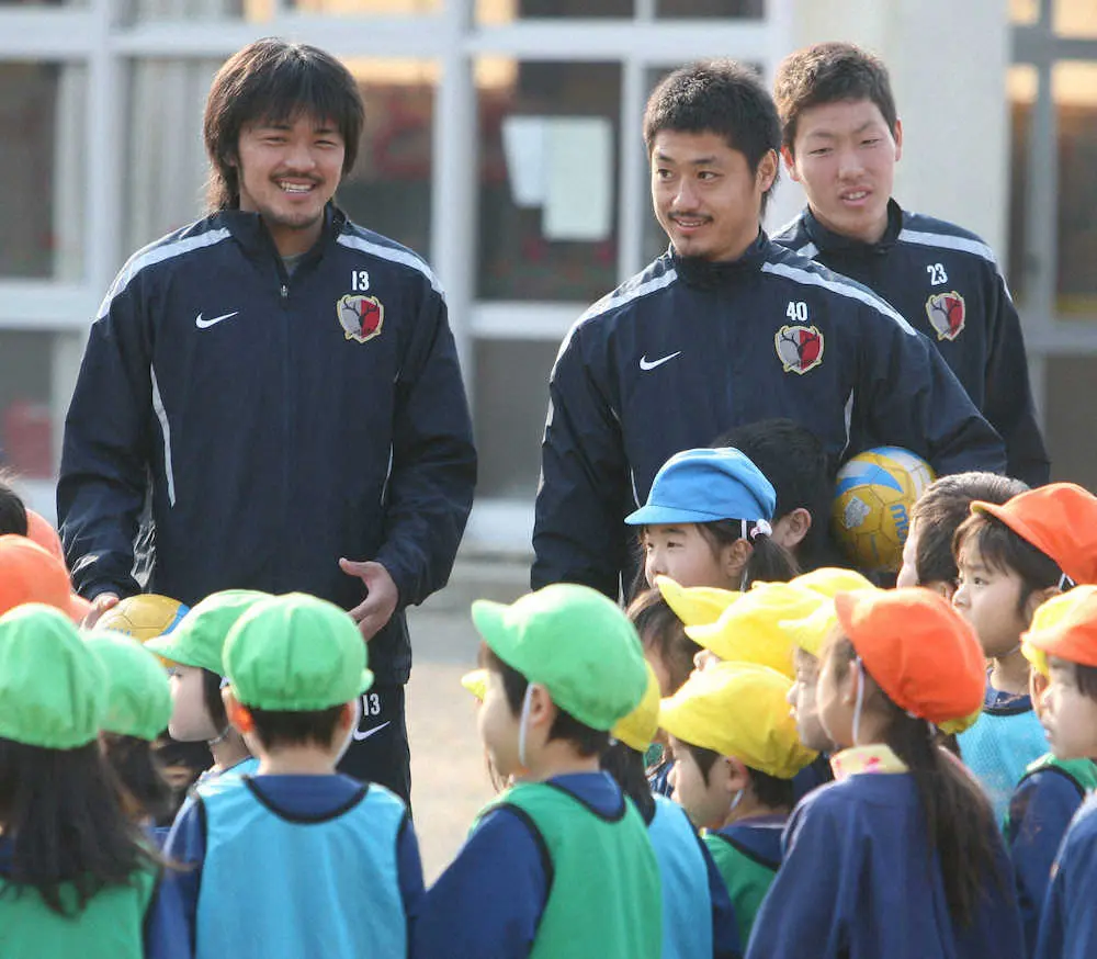 【画像・写真】11年3月、被災地の保育所を訪れ、園児と触れ合う（左から）FW興梠慎三、小笠原満男、DF昌子源（当時、鹿島）