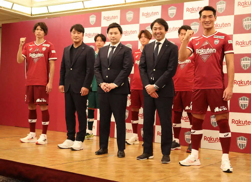【画像・写真】＜神戸・新加入選手会見＞新加入選手会見に参加した（前列左から）扇原、三浦監督、徳山社長、栗原強化部長、槙野（後列左から）坪井、汰木、尾崎（撮影・成瀬　徹）