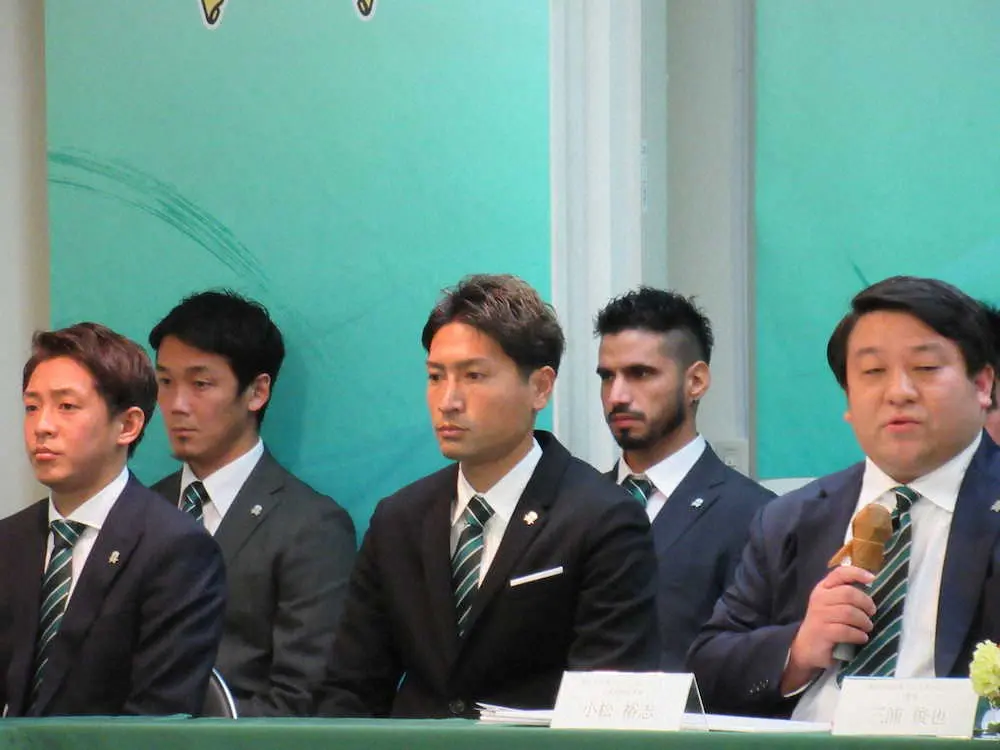 J3岐阜の新体制・新加入選手記者発表に出席した元日本代表FW田中（前列中央）