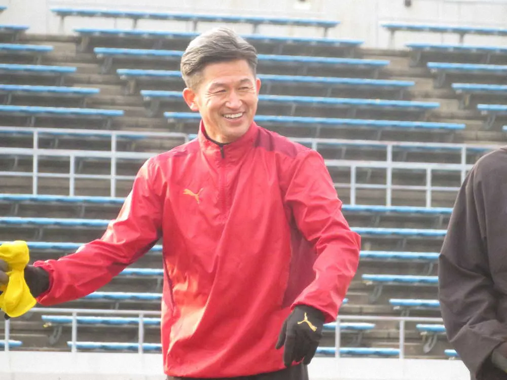 自主トレ9日目のカズ キツいっすよ と笑いつつ 良い状態を長くするための今 年間通した体作りに充実 スポニチ Sponichi Annex サッカー