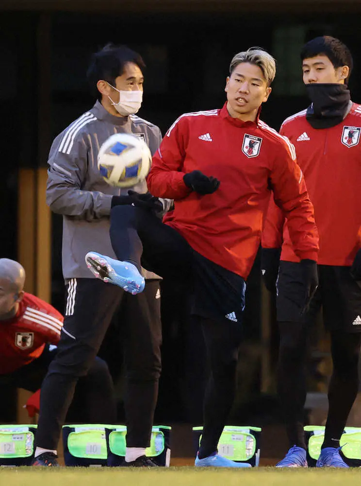 日本代表練習 ボール回しをする浅野 中央 スポニチ Sponichi Annex サッカー