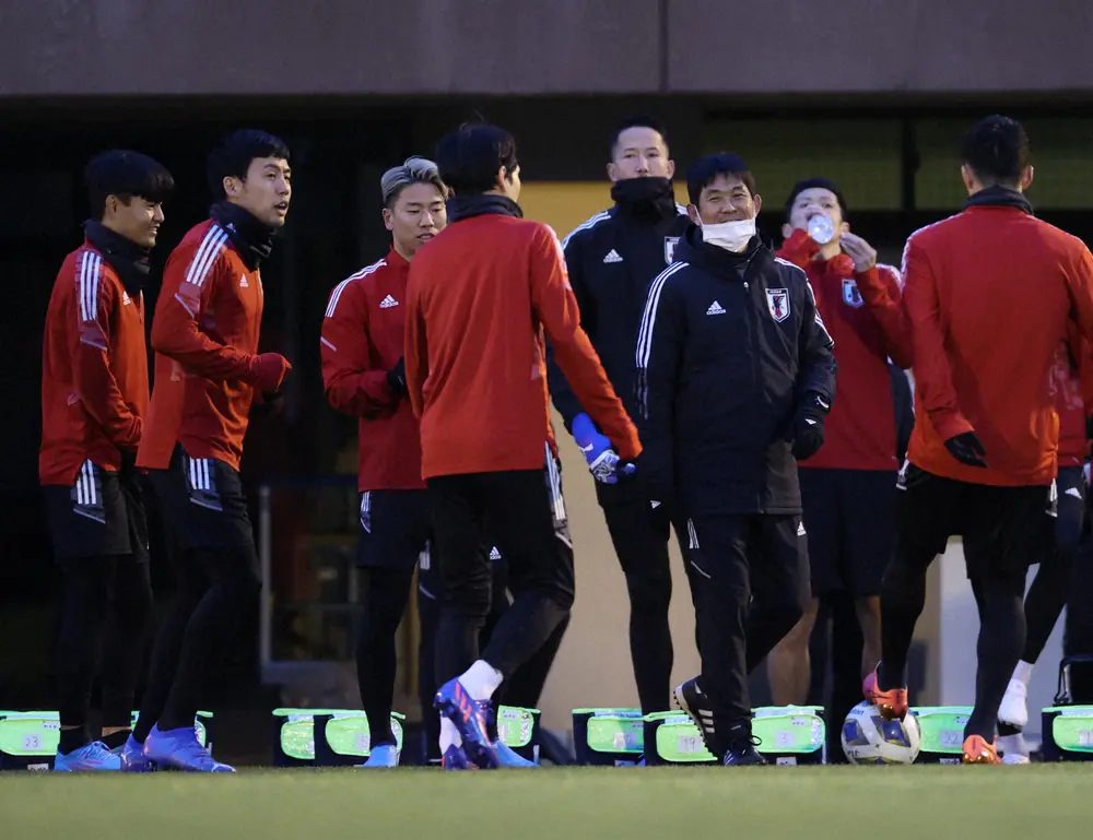 男子サッカー日本代表練習で笑顔を見せる森保監督（右から3人目）