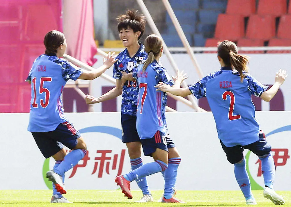 　日本―韓国　前半、先制ゴールを決め、喜ぶ植木（左から2人目）(C）AFC