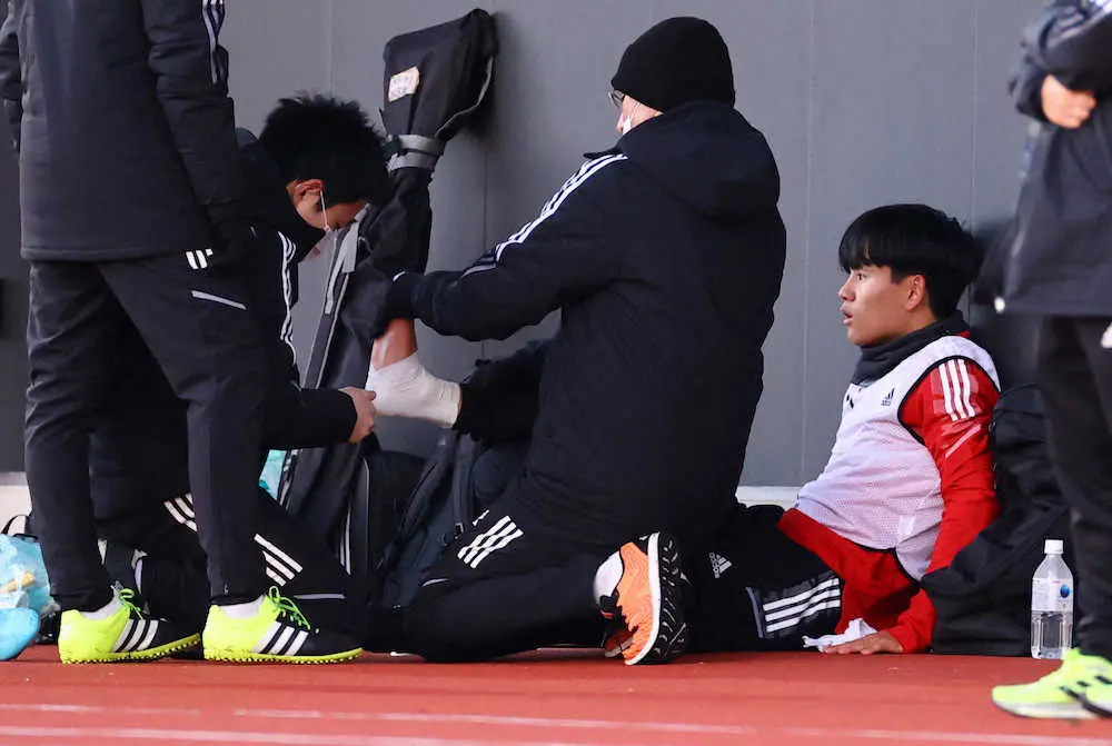 【画像・写真】久保　右足首痛めるも軽症、治療後に練習復帰　左足負傷の中山は室内調整