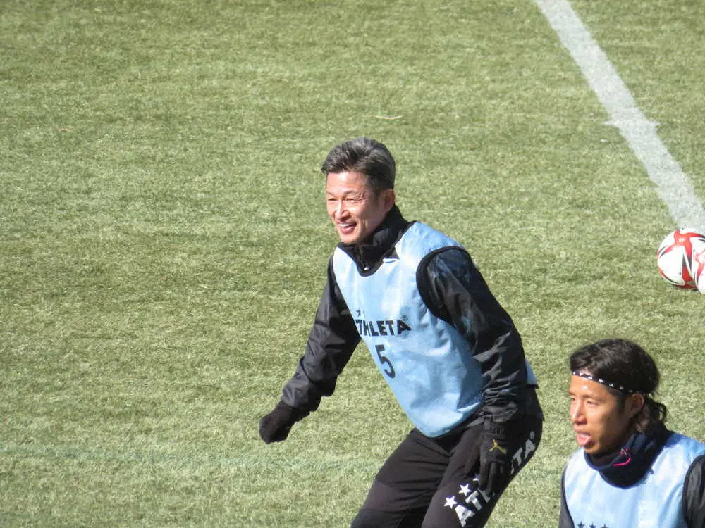 【画像・写真】カズがJFL鈴鹿の全体練習に初合流！新天地始動に23社のメディアが集結