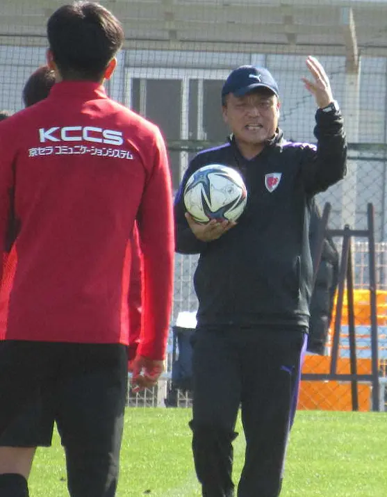 【画像・写真】京都・チョウ監督　開幕戦を戦う浦和の印象聞かれ、余裕のジョーク「埼京線でも京浜東北でも行けますね」