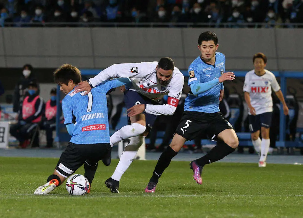 【画像・写真】＜川崎F・FC東京＞18日開幕戦の前半、競り合う川崎F・谷口（右から2人目）と車屋（左）（撮影・西海健太郎）