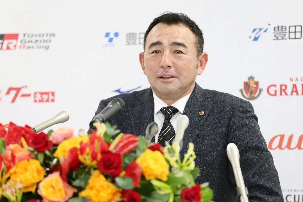 【画像・写真】「ぶっつけ本番」の名古屋・長谷川新監督　新キャプテンの“チーム1号”で初陣飾る