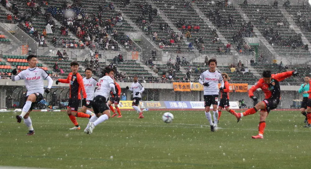 ＜山口－熊本＞　雪の舞う中、ゴール前で激しい攻防を展開する両チーム