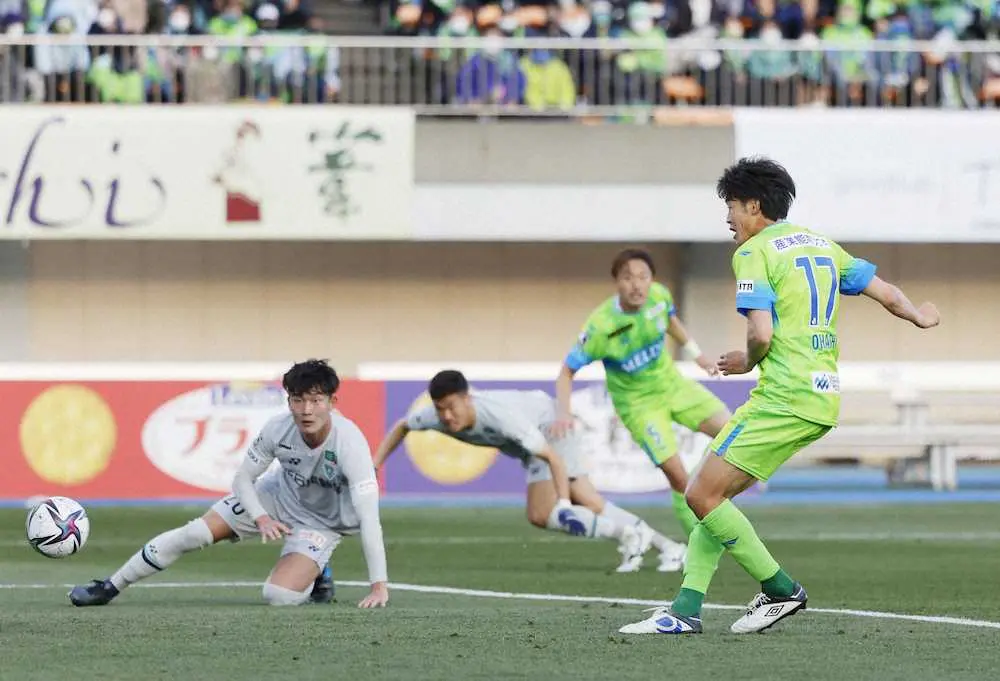 【画像・写真】湘南　先発10人入れ替え3得点快勝　杉岡、珍しい右足での一撃も披露
