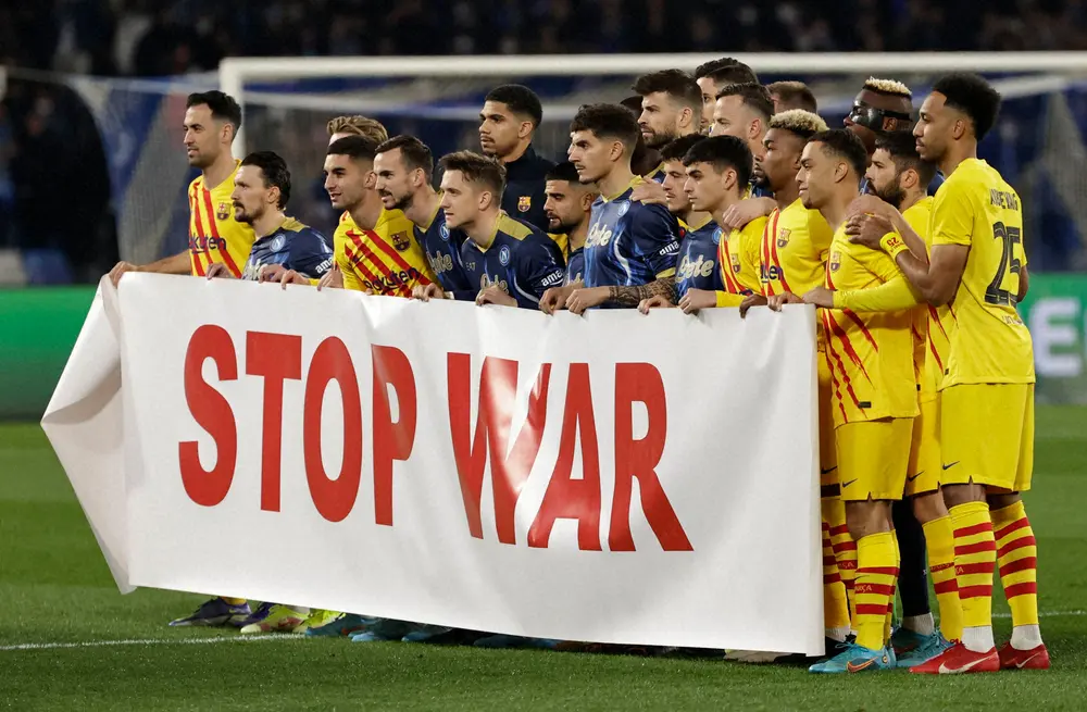 ナポリ対バルセロナの試合前には「戦争を止めよう」というメッセージが掲げられた（ロイター）