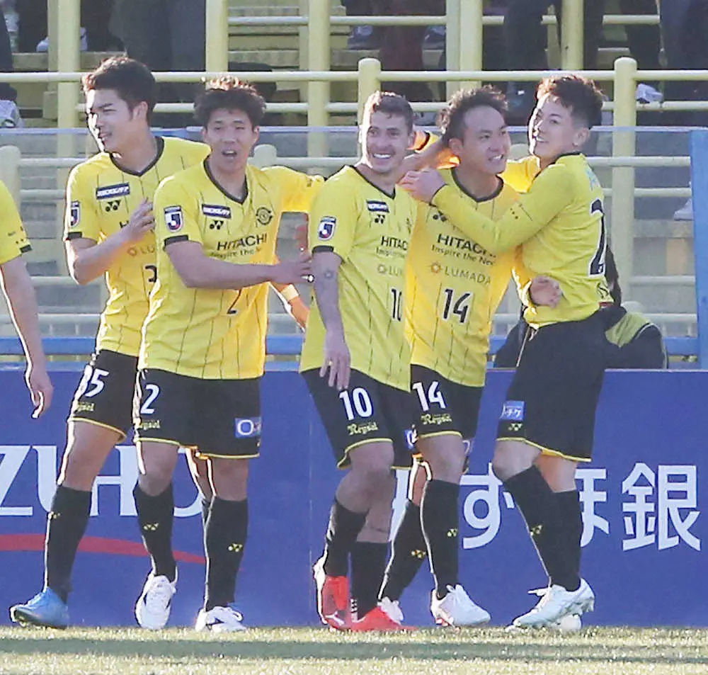 2月27日の横浜戦後半アディショナルタイム、ゴールを決めチームメートと喜ぶ柏・小屋松（右から2人目）