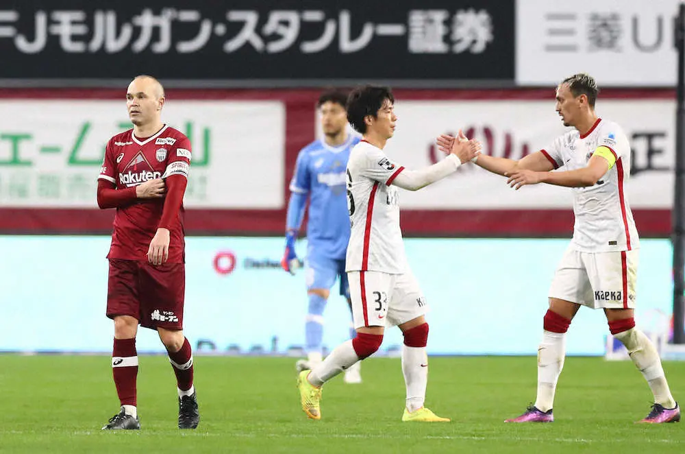 【画像・写真】＜神戸・鹿島＞　試合に敗れ、呆然とする神戸・イニエスタ（左）　（撮影・後藤　大輝）