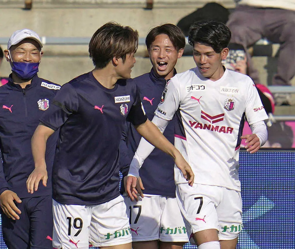 　清水―C大阪　後半、チーム3点目のゴールを決め、笑顔のC大阪・上門（右端）＝アイスタ