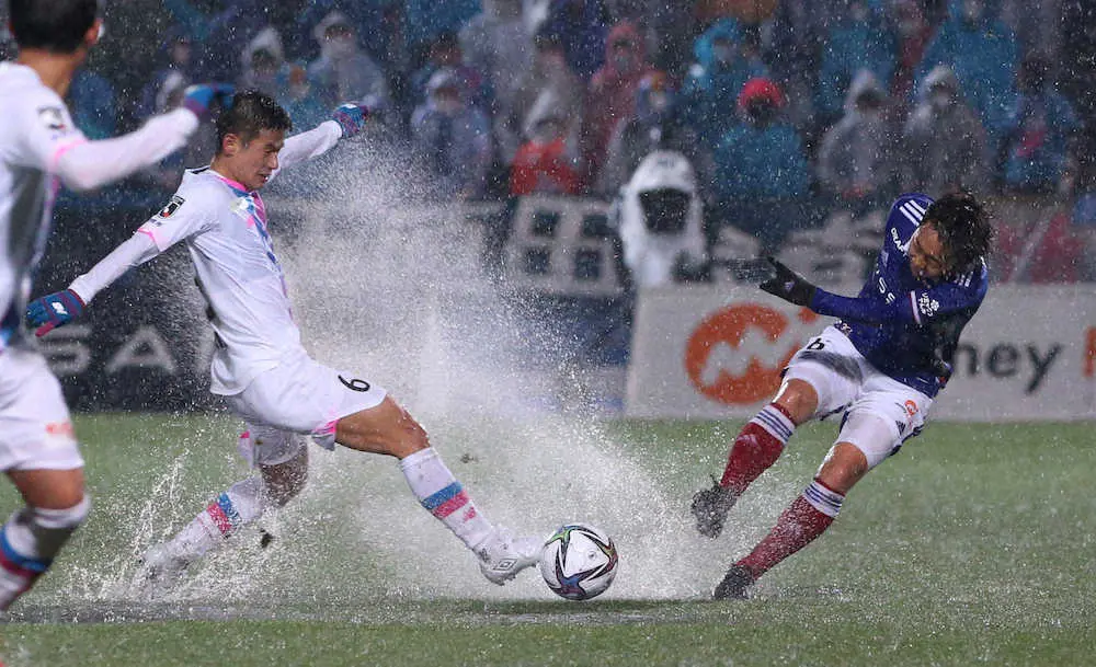横浜 強雨でボールが止まる 止まる 今季7試合目にしてゴールも止まった スポニチ Sponichi Annex サッカー