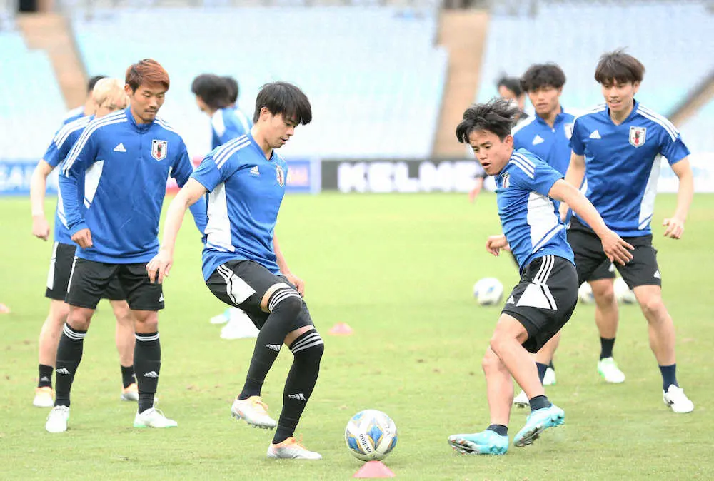 サッカー日本代表練習＞ボール回しをする久保（右から3人目）と三笘 