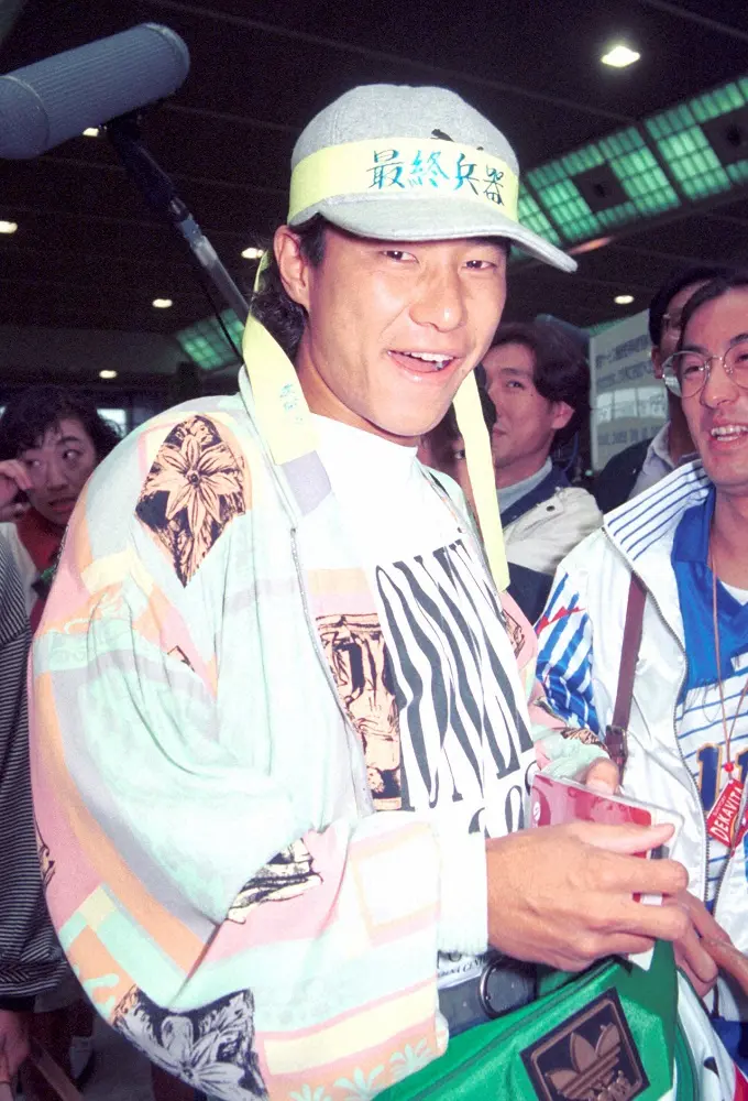 【画像・写真】W杯予選のため、「最終兵器」のハチマキを巻いてカタールへ向け成田空港を出発する中山雅史 （93年10月8日）