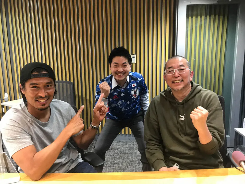 ニッポン放送で行われた日本代表ーオーストラリアの試合で解説を務めた中澤氏（左）と金子達仁氏（右）