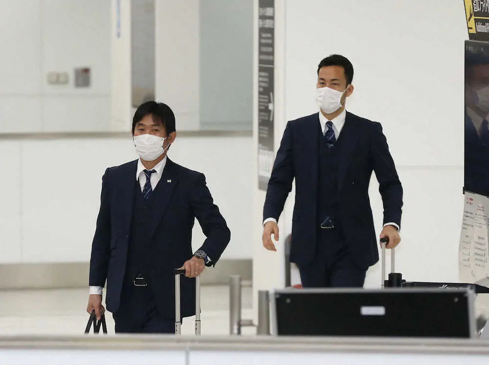 成田空港に到着した森保監督（左）と吉田（撮影・西海健太郎）