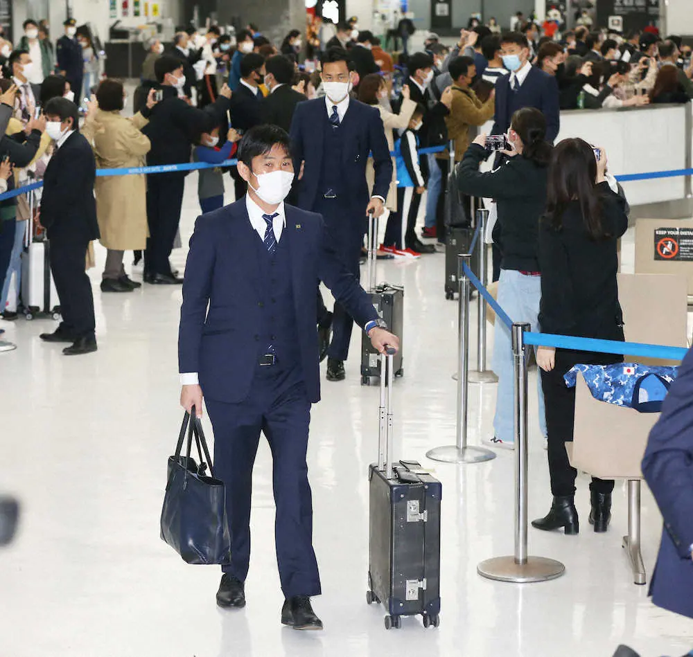 【画像・写真】森保ジャパンが帰国　ファン100人に指揮官笑顔「ありがとうございます」