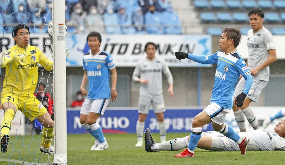 【画像・写真】＜磐田・福岡＞後半、ゴールを決める磐田・金子（右手前）。GK山ノ井