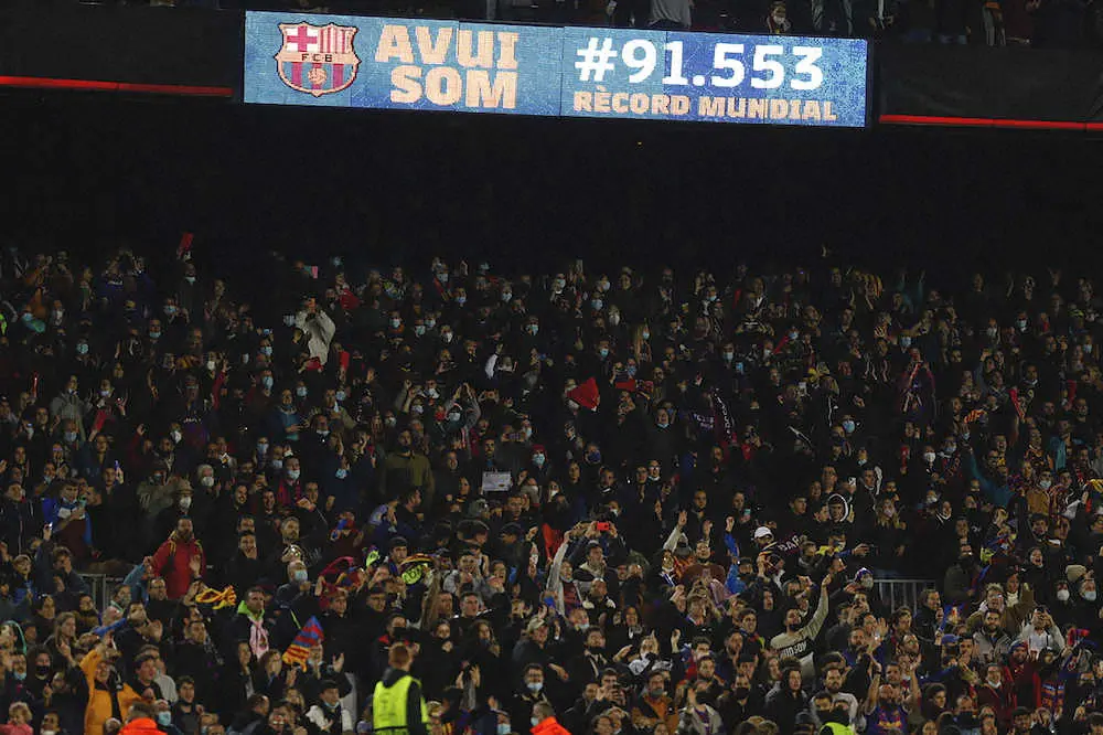 女子サッカー史上最多の9万1553人の観衆が集まったバルセロナのカンプ・ノウ（AP）