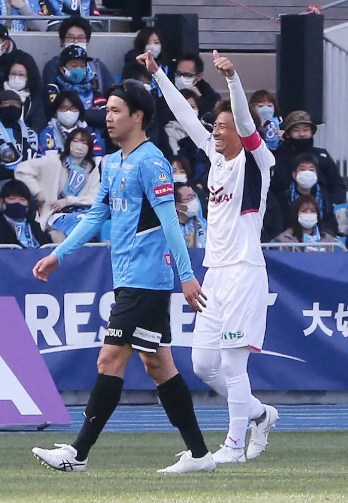 【画像・写真】＜川崎F・C大阪＞前半、この日自身1得点目のゴールを決めたC大阪・乾（右）は川崎F・山根の横で喜ぶ（撮影・西海健太郎）