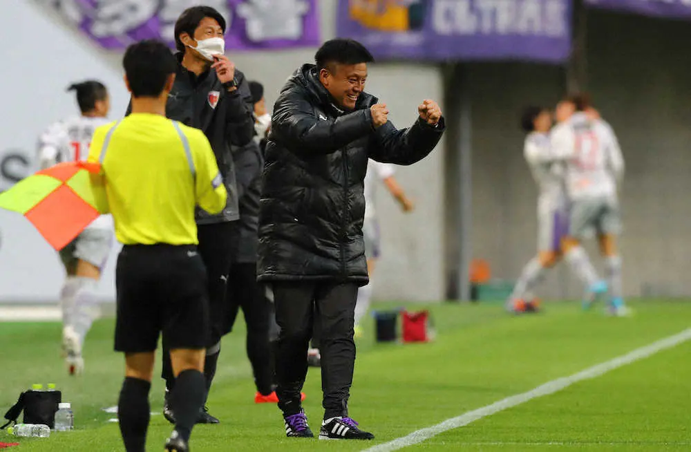 【画像・写真】＜神戸・京都＞　後半49分、3点目を奪いガッツポーズの京都・チョウ監督　（撮影・後藤　大輝）