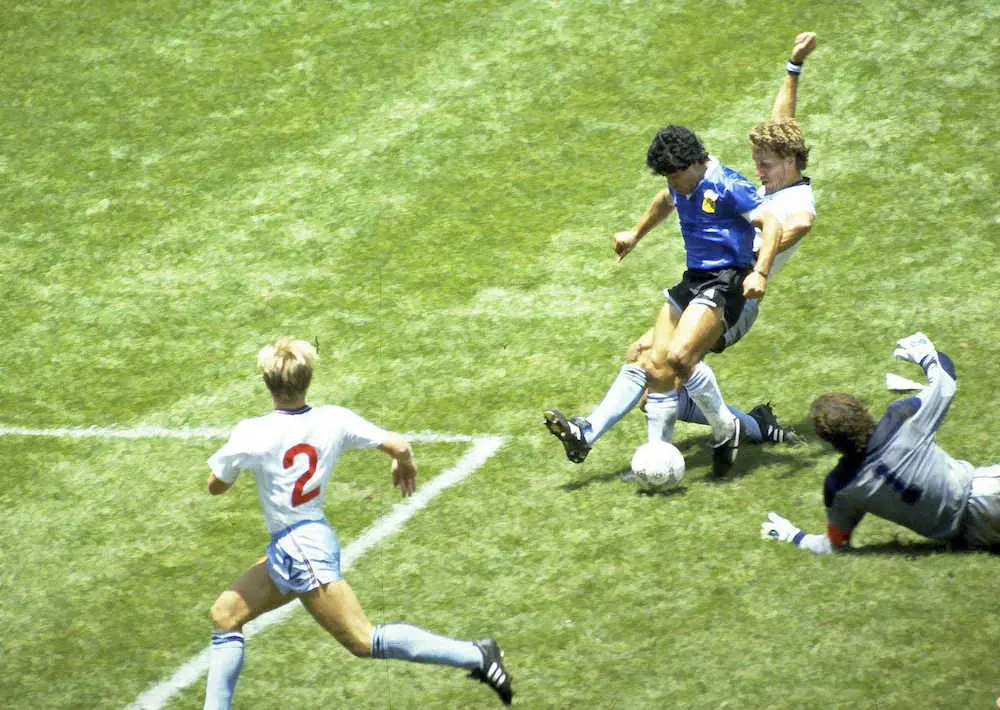 1986年W杯メキシコ大会準々決勝のイングランド戦で、5人抜きゴールを決めるアルゼンチンのディエゴ・マラドーナ（右から3人目）＝ロイター