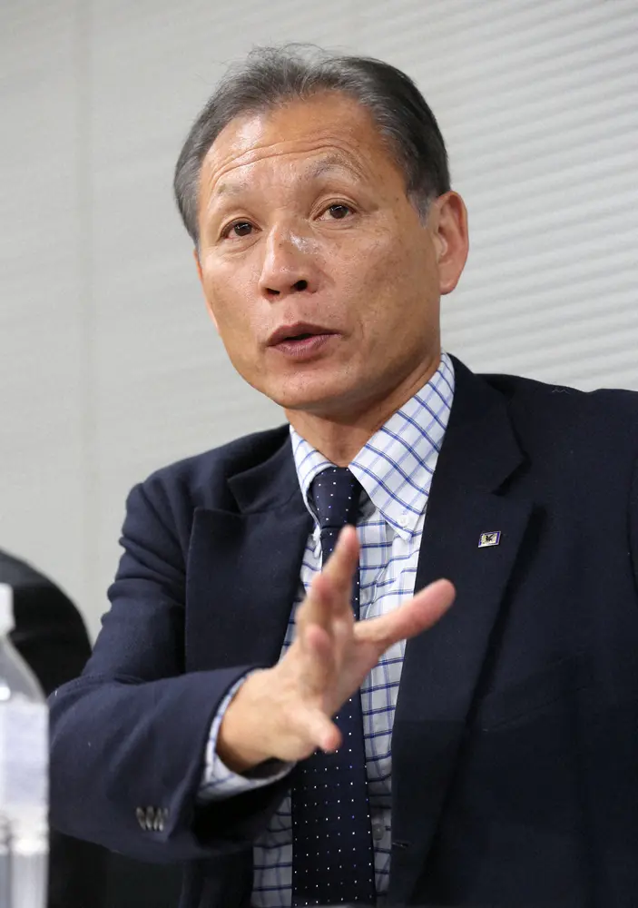 【画像・写真】J2大宮の原博実本部長がスパイクで練習に参加　選手とグラウンドで対話