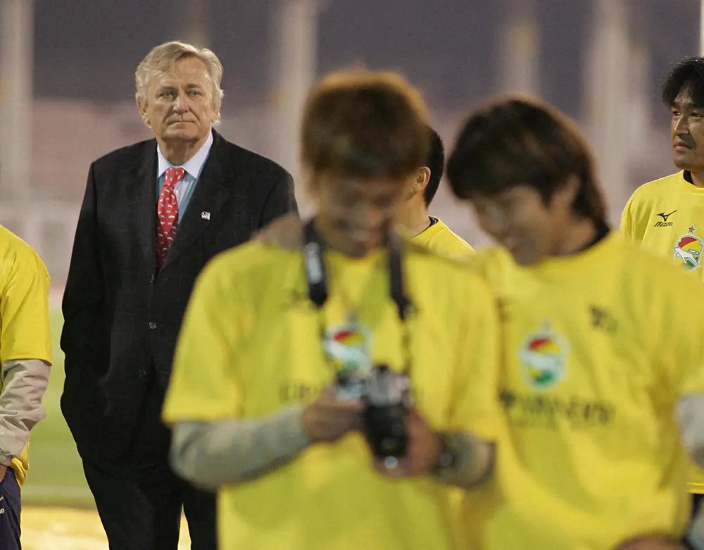 2005年11月、ナビスコ杯の優勝報告会で、デジカメを持ってはしゃぐ阿部勇樹（中央）らの後ろで選手たちを見つめる千葉のイビチャ・オシム監督