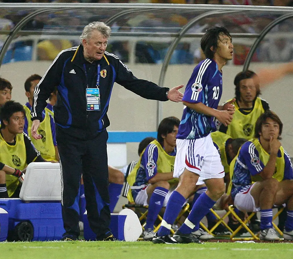 2007年7月のアジア杯オーストラリア戦で、中村俊輔（右）の後ろで指示を出す日本代表のイビチャ・オシム監督