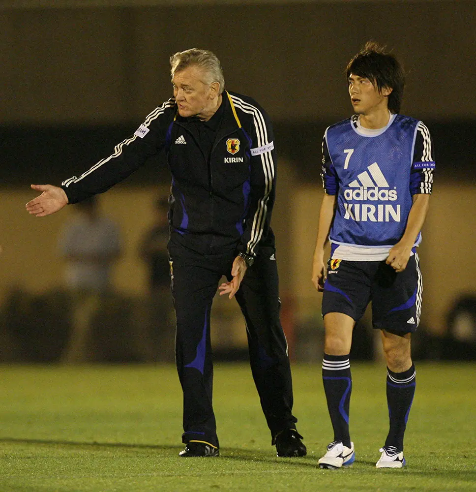 2007年6月、日本代表合宿で水野晃樹（右）に指示を伝えるイビチャ・オシム監督